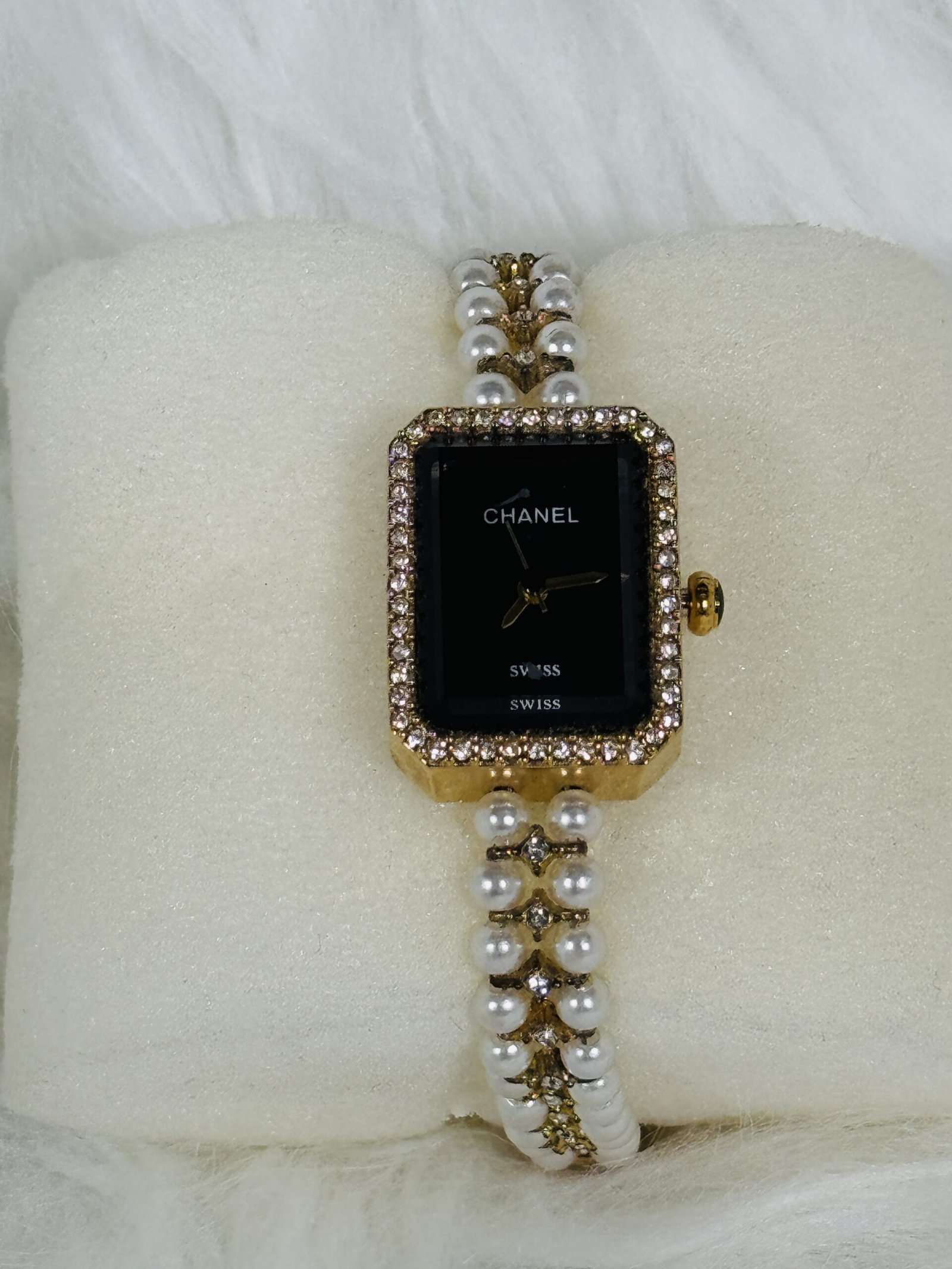 Double Pearl Channel Wristwatch