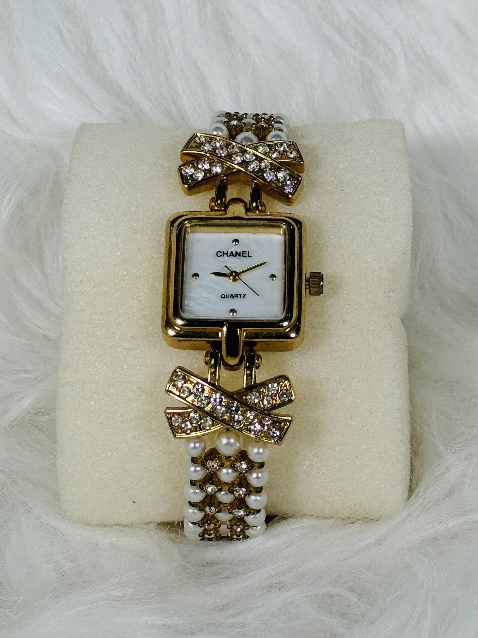 Elegant Channel Wristwatch with Pearl Belt and ribbon-like engraving