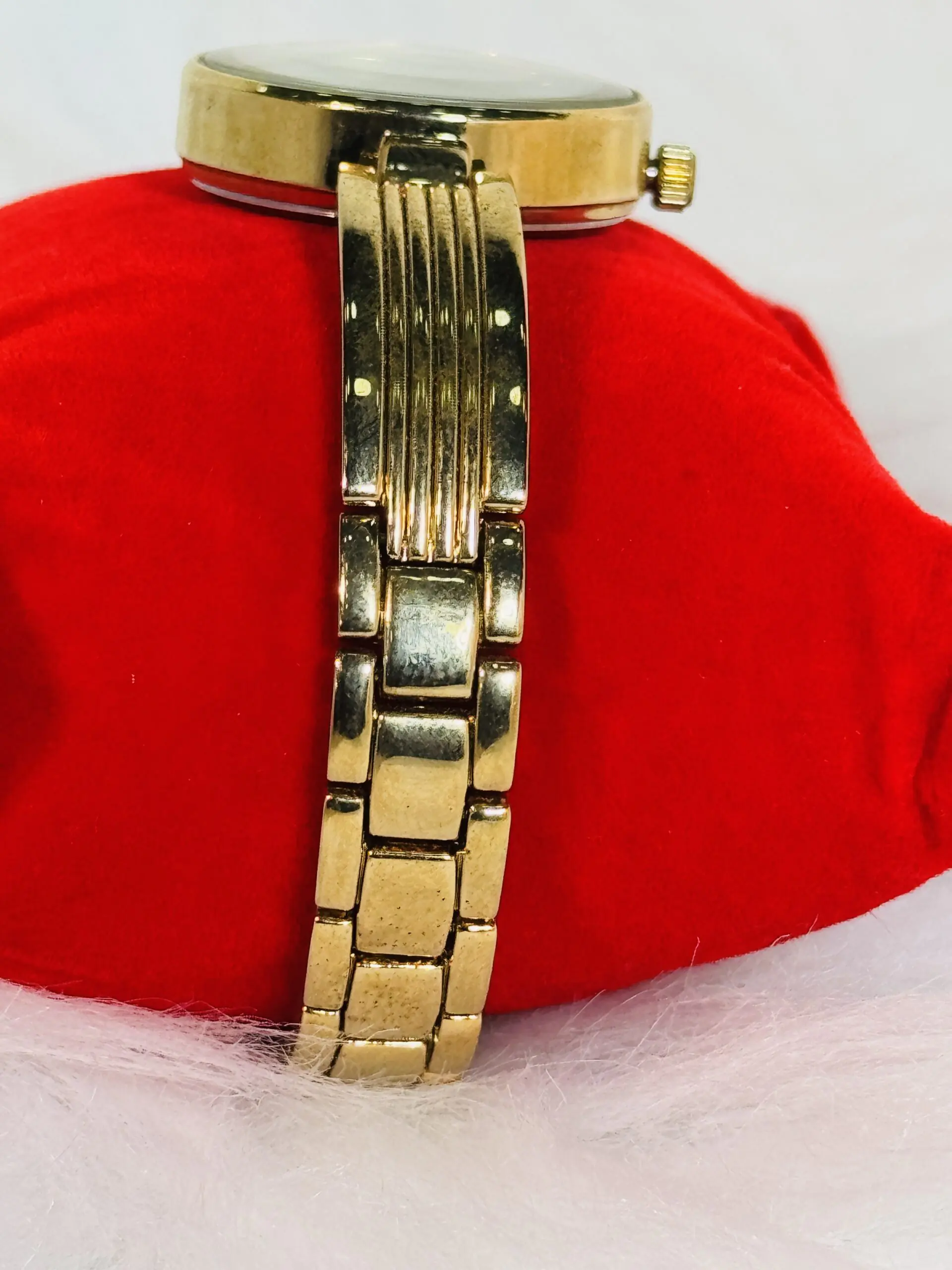 Gucci Wristwatch with Golden Strap