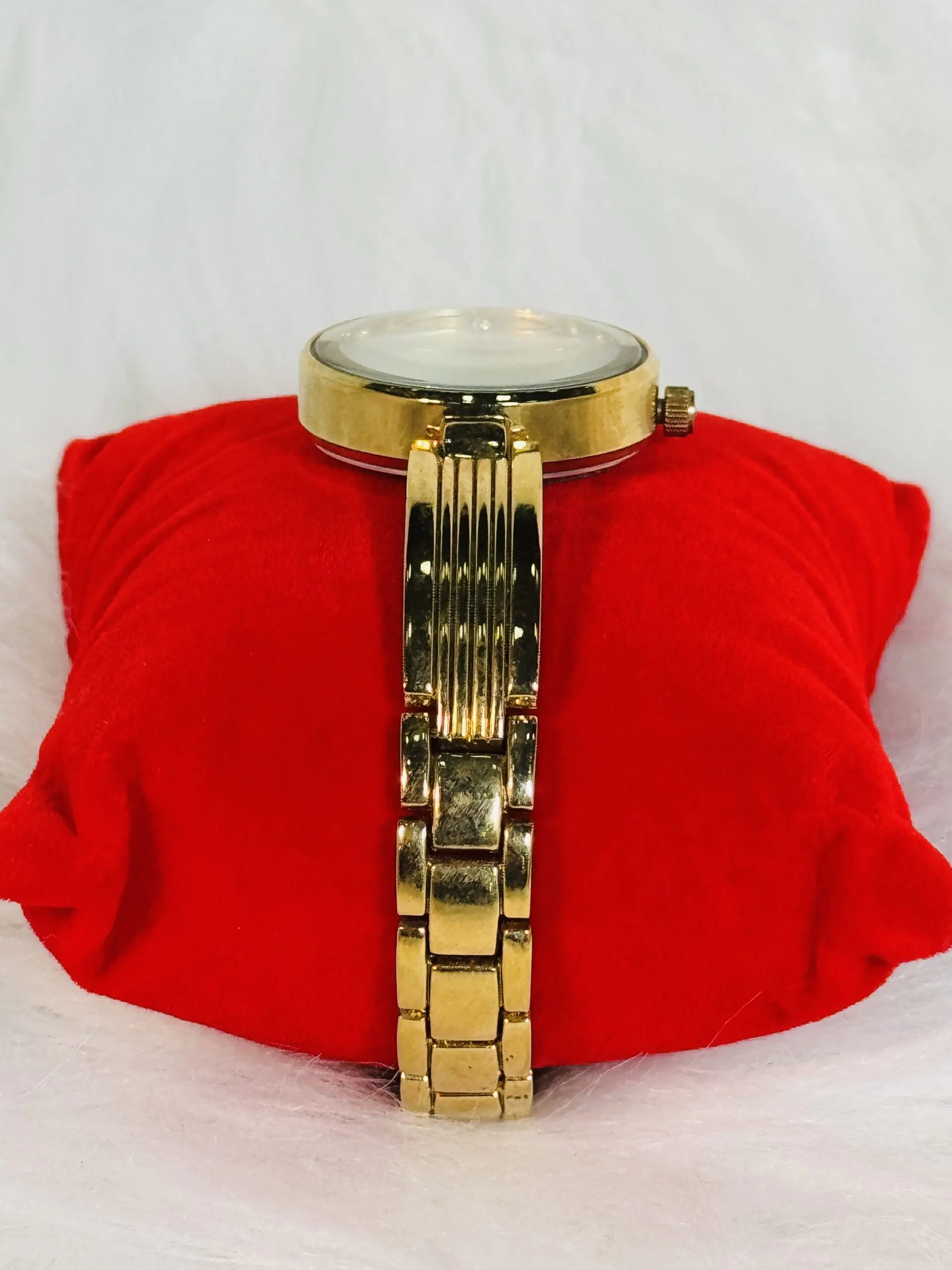 Gucci Wristwatch with Golden Strap