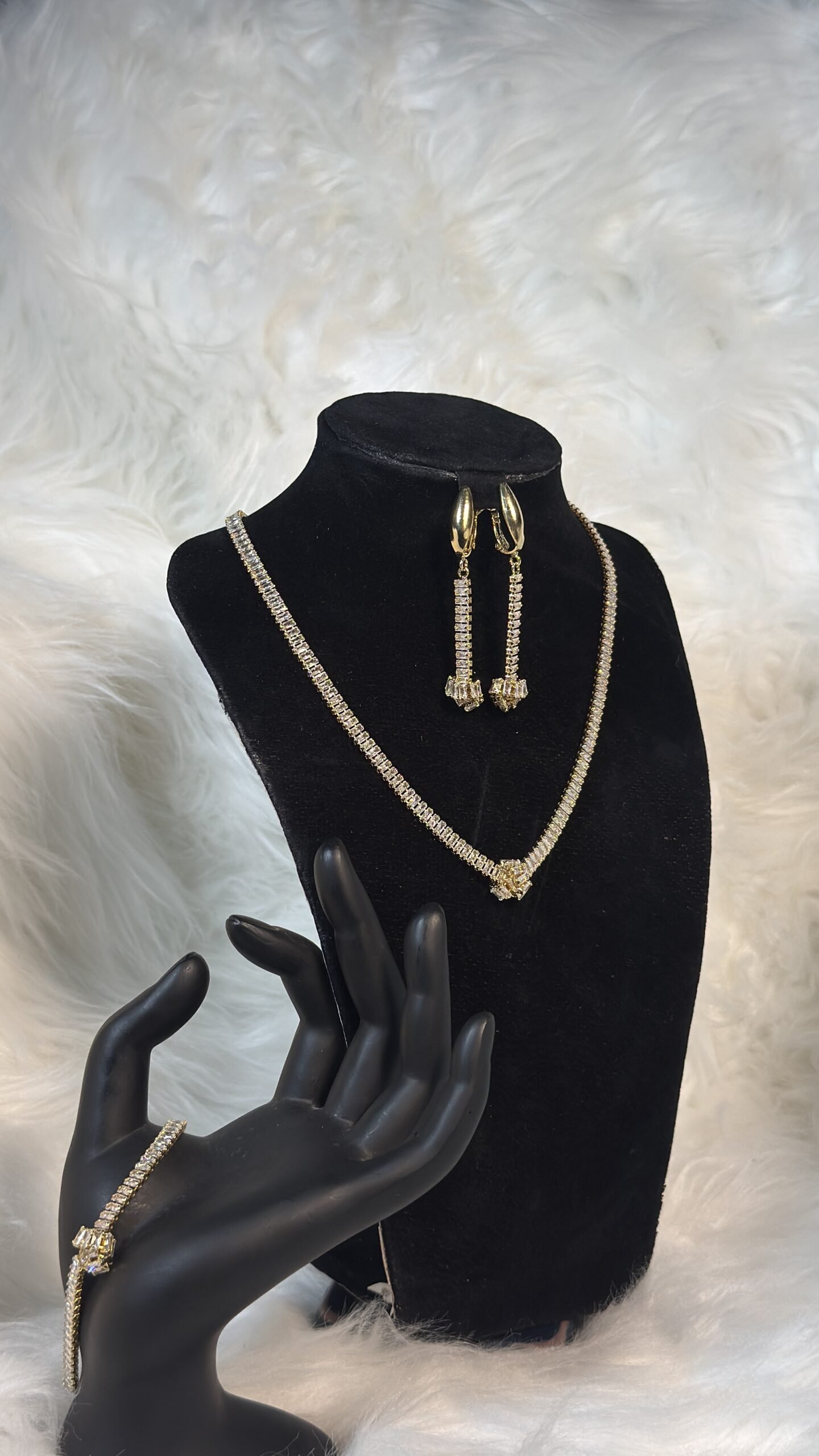 Fashion jewelry set with knotted design and stones